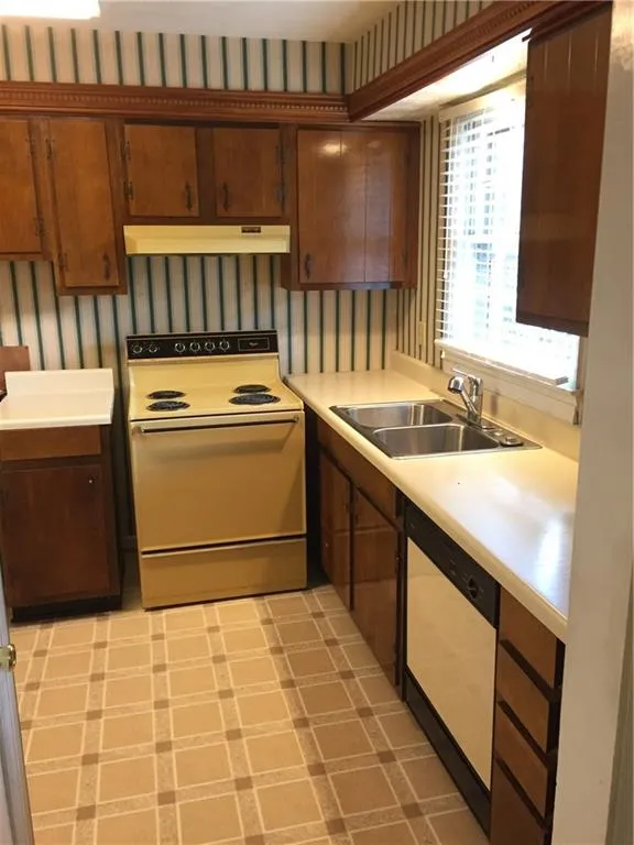 6700 Roswell Road Ne E Unit 21e, Sandy Springs, Georgia 30328, 2 Bedrooms Bedrooms, ,1 BathroomBathrooms,Residential,Sold,6700 Roswell Road Ne E Unit 21e,6714641