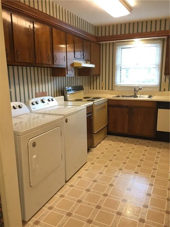 6700 Roswell Road Ne E Unit 21e, Sandy Springs, Georgia 30328, 2 Bedrooms Bedrooms, ,1 BathroomBathrooms,Residential,Sold,6700 Roswell Road Ne E Unit 21e,6714641