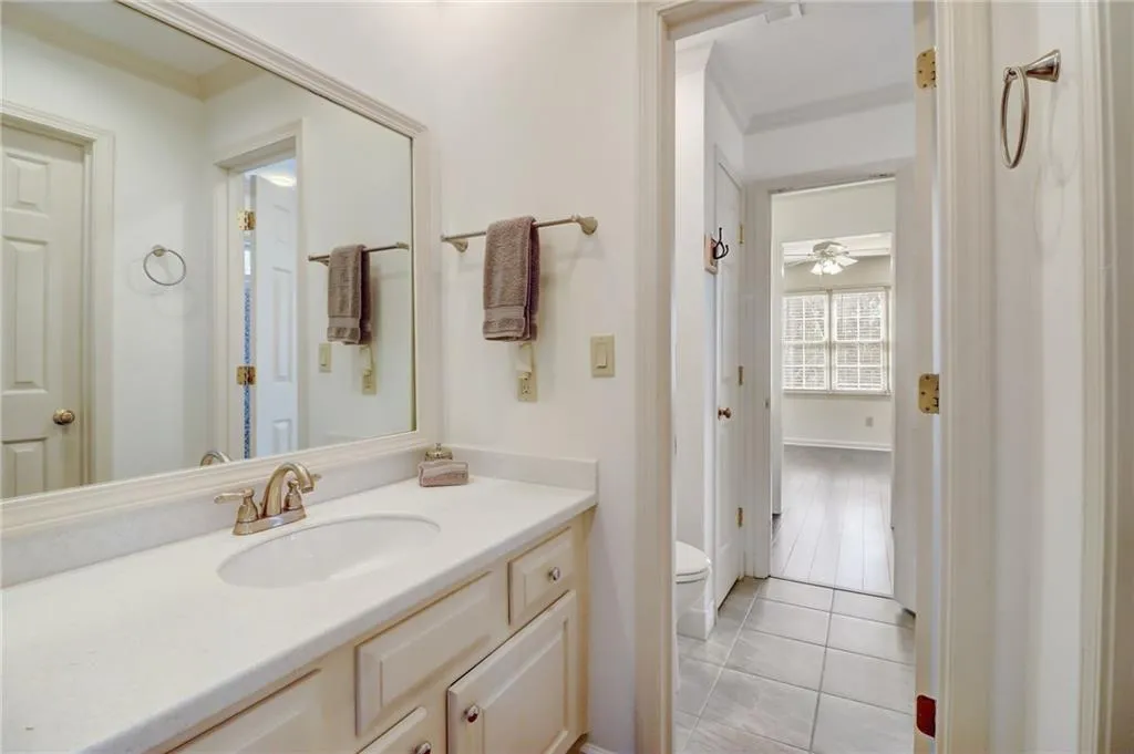 Jack & Jill bath from bedroom 1