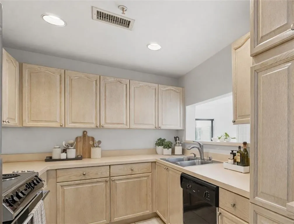 3475 Oak Valley Road Ne Unit 1610, Atlanta, Georgia 30326, 2 Bedrooms Bedrooms, 0 ,1 BathroomBathrooms,Residential,For Sale,3475 Oak Valley Road Ne Unit 1610,7707834