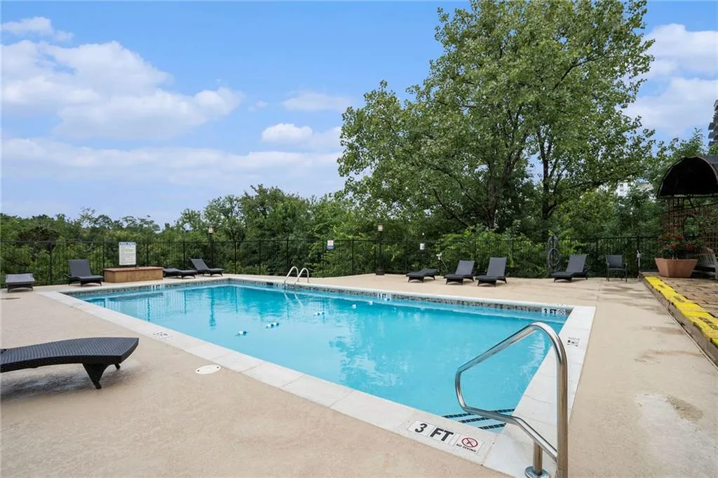 2285 Peachtree Road Ne Unit 606, Atlanta, Georgia 30309, 1 Bedroom Bedrooms, ,1 BathroomBathrooms,Residential,For Sale,2285 Peachtree Road Ne Unit 606,7631688