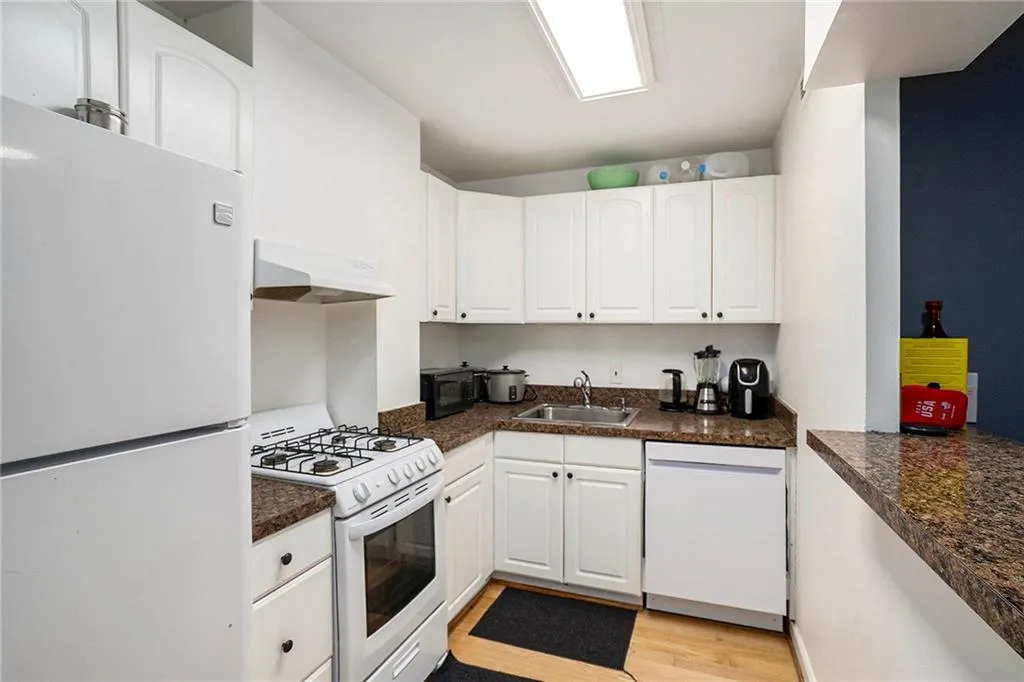2285 Peachtree Road Ne Unit 606, Atlanta, Georgia 30309, 1 Bedroom Bedrooms, ,1 BathroomBathrooms,Residential,For Sale,2285 Peachtree Road Ne Unit 606,7631688