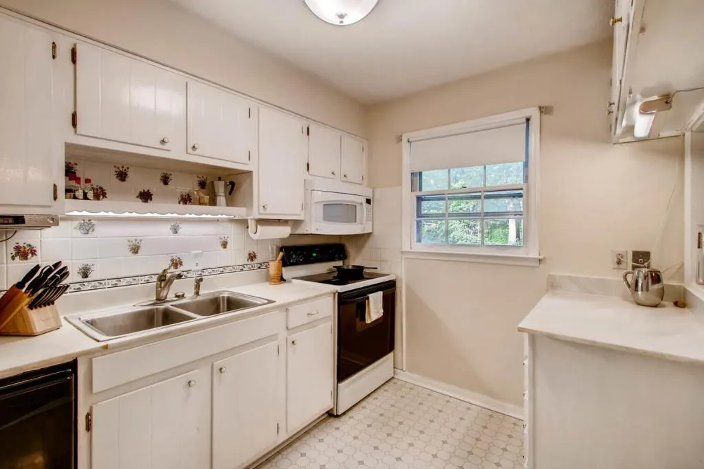 6700 Roswell Road Unit 6c, Sandy Springs, Georgia 30328, 3 Bedrooms Bedrooms, ,2 BathroomsBathrooms,Residential,Sold,6700 Roswell Road Unit 6c,5999545