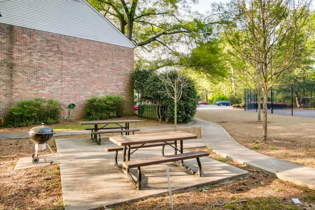 6700 Roswell Road Unit 6c, Sandy Springs, Georgia 30328, 3 Bedrooms Bedrooms, ,2 BathroomsBathrooms,Residential,Sold,6700 Roswell Road Unit 6c,5999545