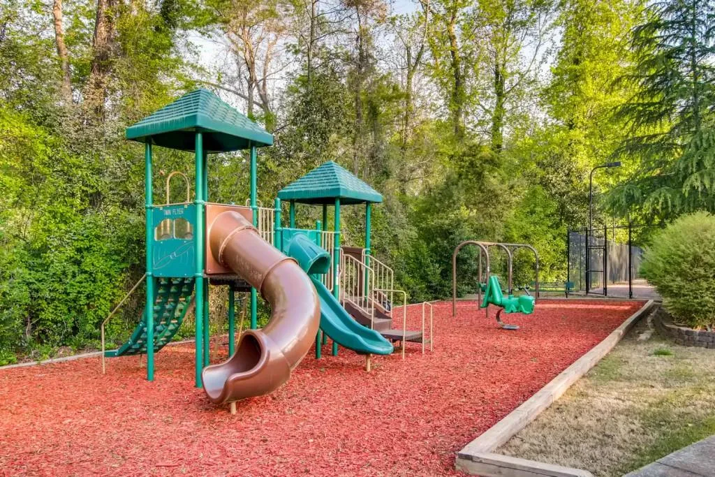 6700 Roswell Road Unit 6c, Sandy Springs, Georgia 30328, 3 Bedrooms Bedrooms, ,2 BathroomsBathrooms,Residential,Sold,6700 Roswell Road Unit 6c,5999545