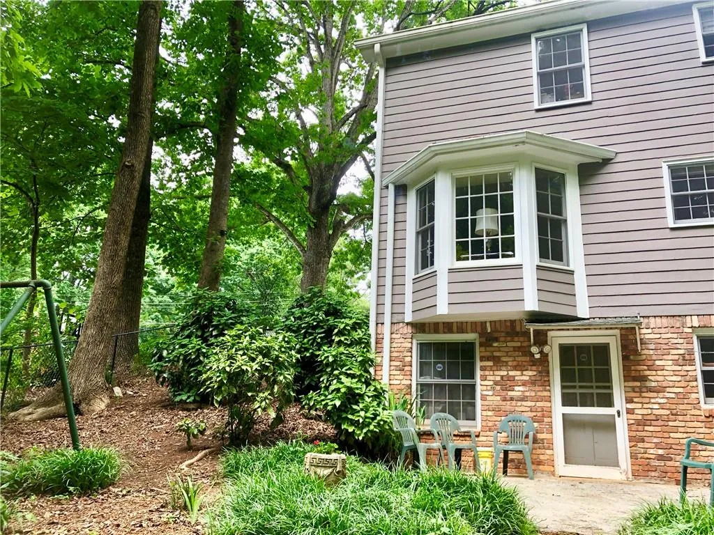 365 Castleridge Drive, Atlanta, Georgia 30342, 4 Bedrooms Bedrooms, ,2 BathroomsBathrooms,Residential,Sold,365 Castleridge Drive,7063277