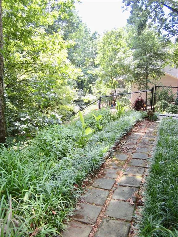 365 Castleridge Drive, Atlanta, Georgia 30342, 4 Bedrooms Bedrooms, ,2 BathroomsBathrooms,Residential,Sold,365 Castleridge Drive,7063277