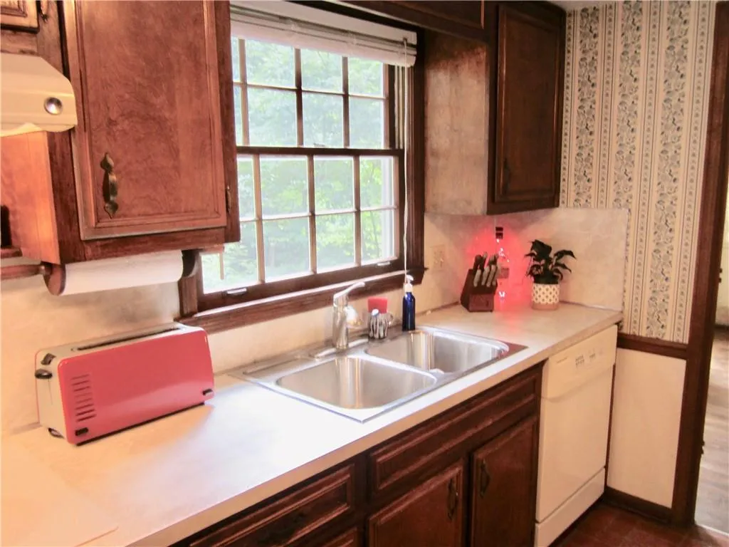 365 Castleridge Drive, Atlanta, Georgia 30342, 4 Bedrooms Bedrooms, ,2 BathroomsBathrooms,Residential,Sold,365 Castleridge Drive,7063277