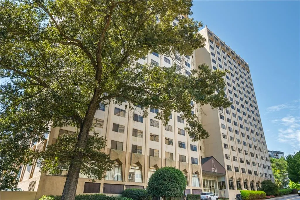 2479 Peachtree Road Ne Unit 201, Atlanta, Georgia 30305, 1 Bedroom Bedrooms, ,1 BathroomBathrooms,Residential,For Sale,2479 Peachtree Road Ne Unit 201,7651173