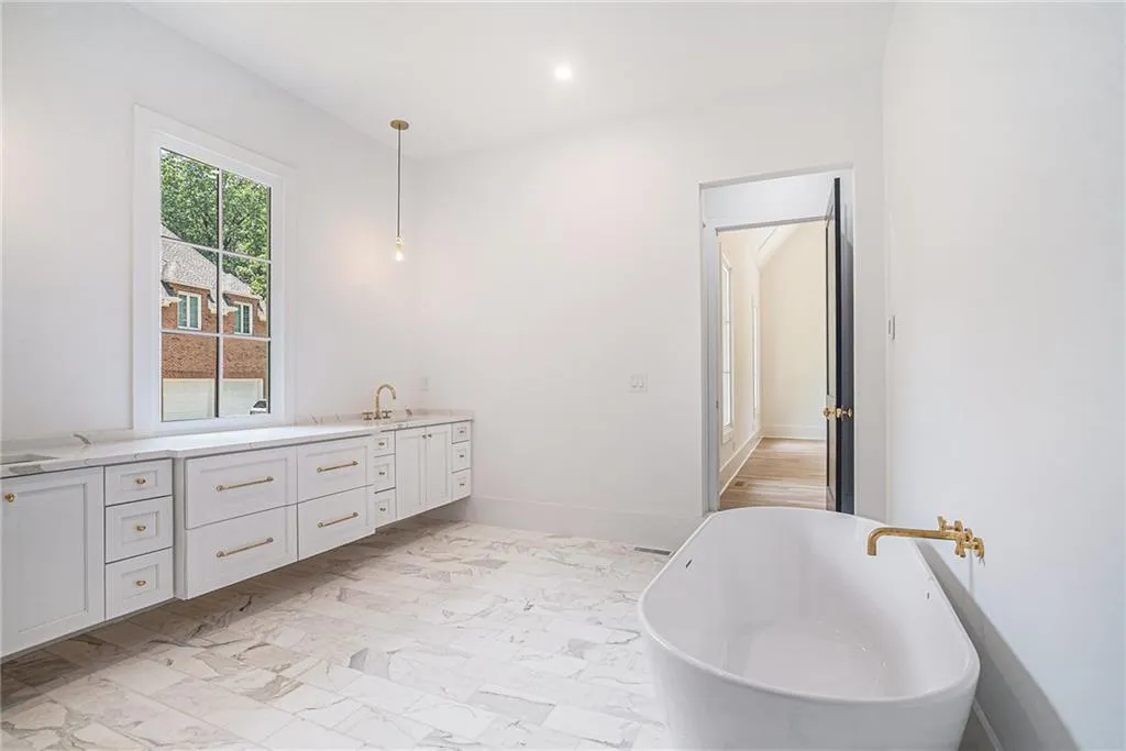 530 Old Cobblestone Drive, Atlanta, Georgia 30350, 5 Bedrooms Bedrooms, ,5 BathroomsBathrooms,Residential,For Sale,530 Old Cobblestone Drive,7653439