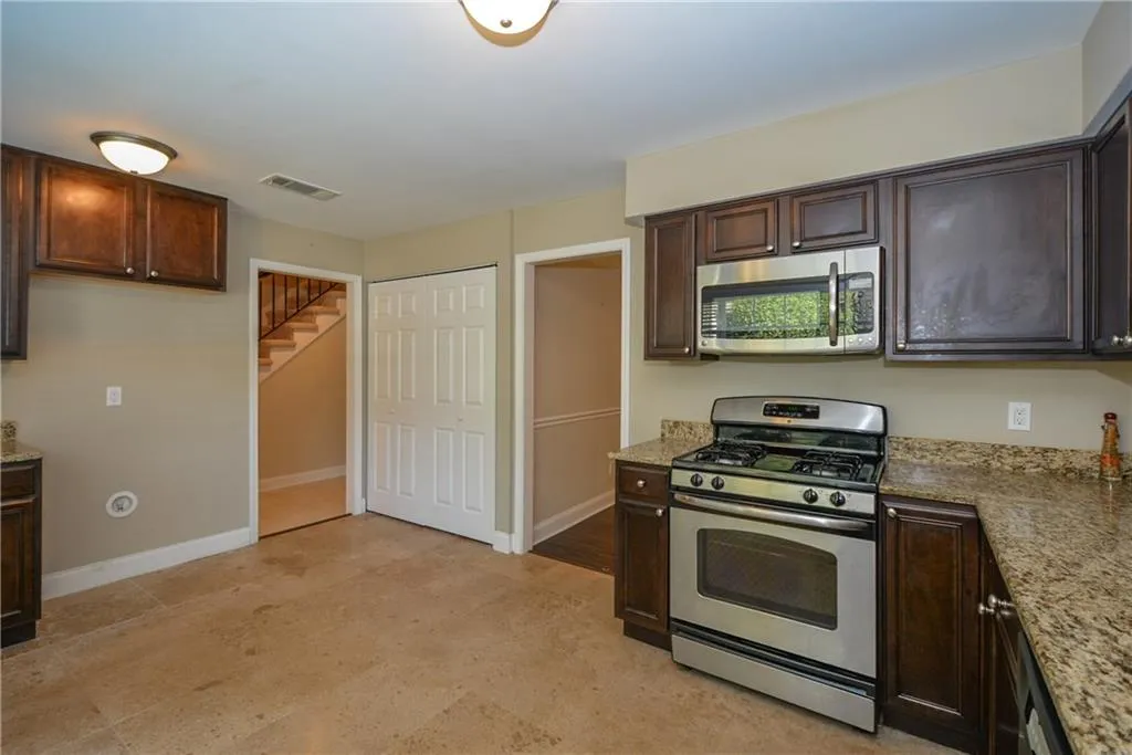 6980 Roswell Road Unit N-6, Atlanta, Georgia 30328, 3 Bedrooms Bedrooms, ,2 BathroomsBathrooms,Residential,Sold,6980 Roswell Road Unit N-6,6000081