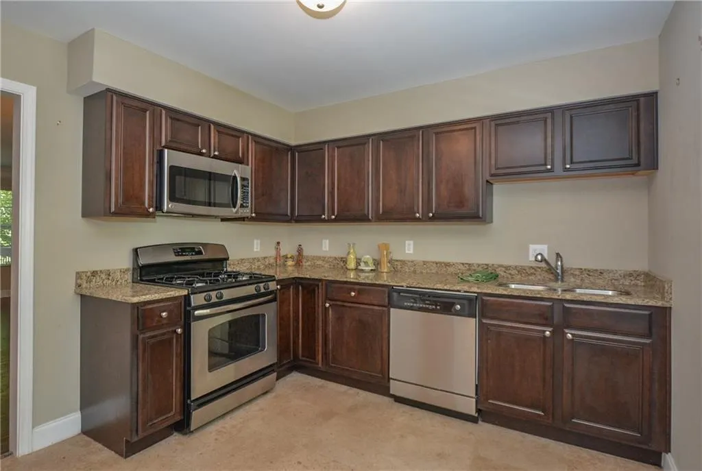 6980 Roswell Road Unit N-6, Atlanta, Georgia 30328, 3 Bedrooms Bedrooms, ,2 BathroomsBathrooms,Residential,Sold,6980 Roswell Road Unit N-6,6000081