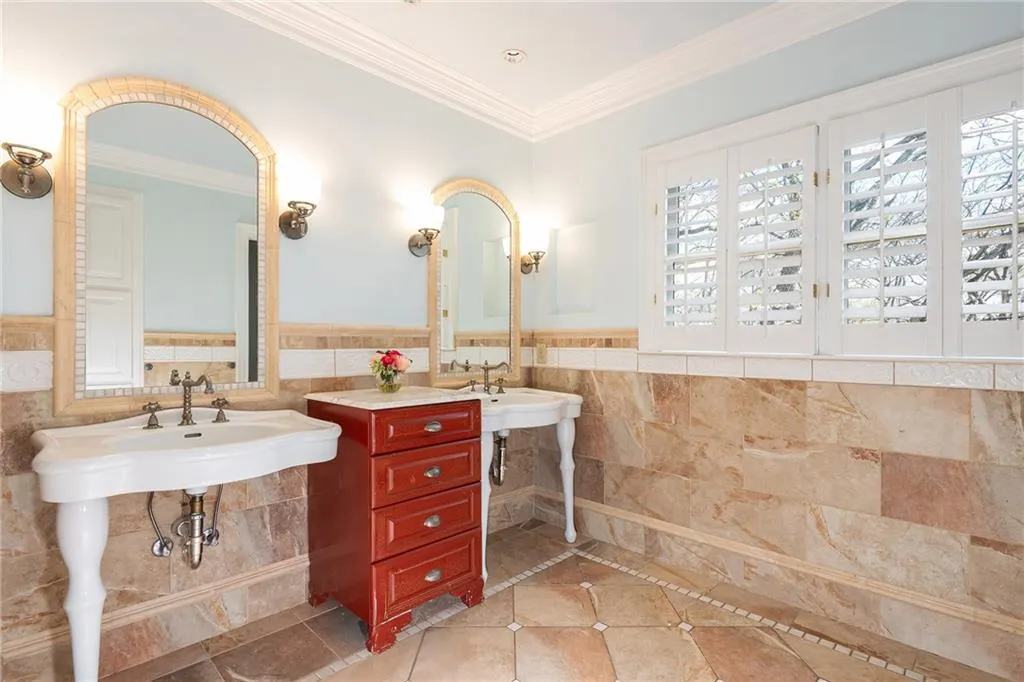 910 Curlew Court, Sandy Springs, Georgia 30327, 5 Bedrooms Bedrooms, ,5 BathroomsBathrooms,Residential,For Sale,910 Curlew Court,7736831