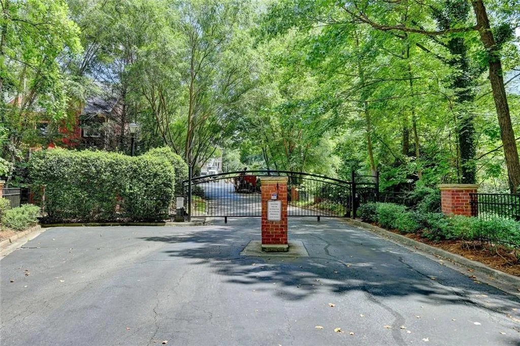 1 Carrington Way, Atlanta, Georgia 30328, 3 Bedrooms Bedrooms, ,3 BathroomsBathrooms,Residential,For Sale,1 Carrington Way,7617875