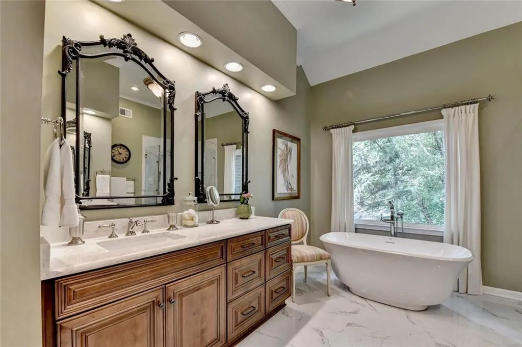 1 Carrington Way, Atlanta, Georgia 30328, 3 Bedrooms Bedrooms, ,3 BathroomsBathrooms,Residential,For Sale,1 Carrington Way,7617875