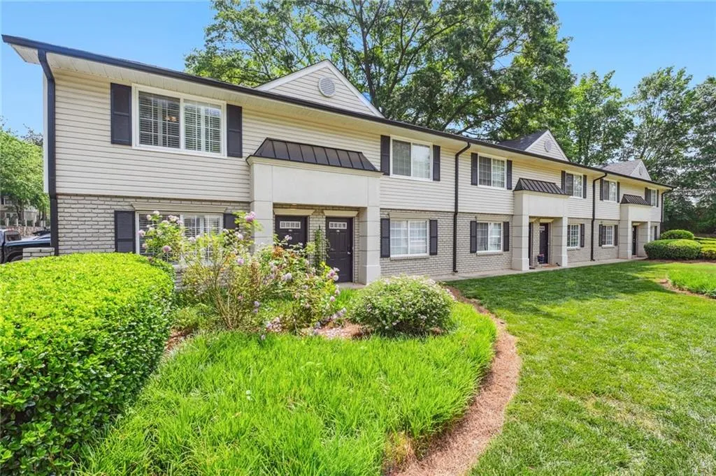 View of front of house featuring a front lawn