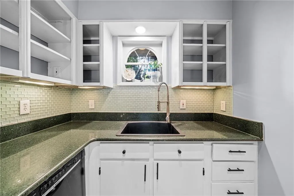 5400 Roswell Road Unit P 2, Sandy Springs, Georgia 30342, 2 Bedrooms Bedrooms, ,1 BathroomBathrooms,Residential,Sold,5400 Roswell Road Unit P 2,6866668