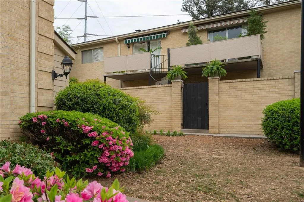 5400 Roswell Road Unit P 2, Sandy Springs, Georgia 30342, 2 Bedrooms Bedrooms, ,1 BathroomBathrooms,Residential,Sold,5400 Roswell Road Unit P 2,6866668