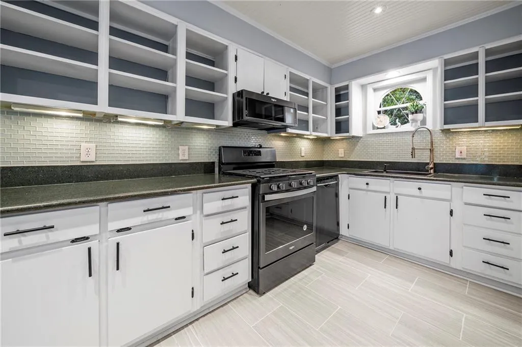 5400 Roswell Road Unit P 2, Sandy Springs, Georgia 30342, 2 Bedrooms Bedrooms, ,1 BathroomBathrooms,Residential,Sold,5400 Roswell Road Unit P 2,6866668