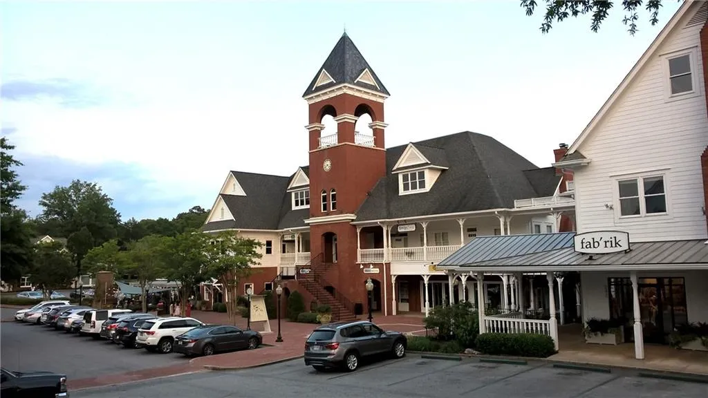Enjoy nearby shops and restaurants of Vinings including Vinings Jubilee!