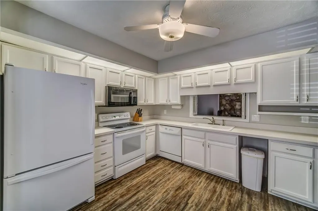 94 Goldrush Circle, Atlanta, Georgia 30328, 3 Bedrooms Bedrooms, ,3 BathroomsBathrooms,Residential,Sold,94 Goldrush Circle,6585761