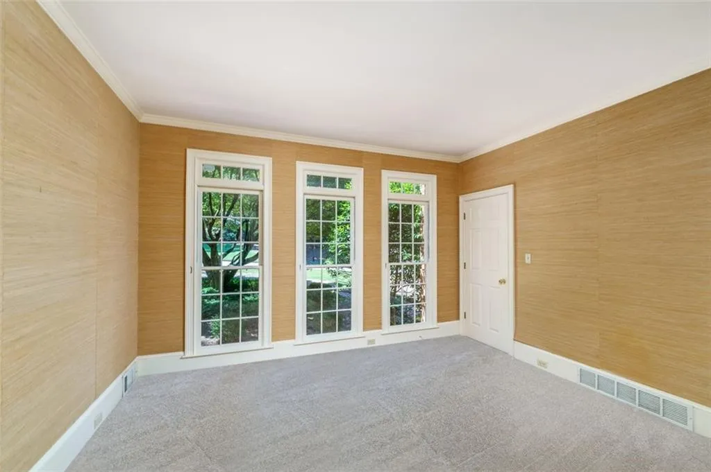 Convenient office/ bedroom on main with new carpet and walk in closet Convenient office/ bedroom on main with new carpet and walk in closet