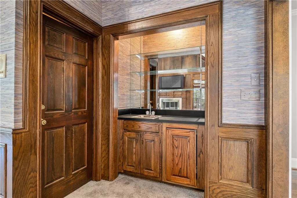 Wet bar in great room near kitchen. Party on! Wet bar in great room near kitchen. Party on!