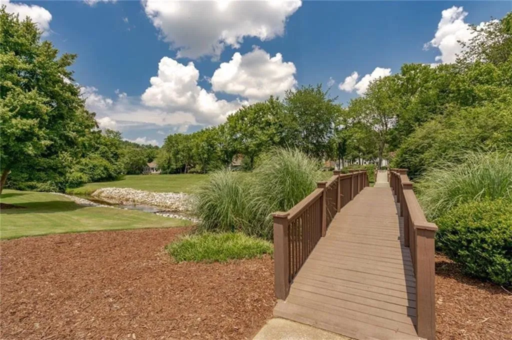 Spalding Lake offers beautiful green space, a lake, fun playground, beautiful well-equipped clubhouse, tennis courts and swimming pool Spalding Lake offers beautiful green space, a lake, fun playground, beautiful well-equipped clubhouse, tennis courts and swimming pool