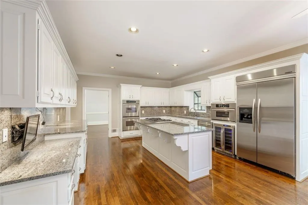 Beveridge fridge, trash compactor,huge island,built in fridge Beveridge fridge, trash compactor,huge island,built in fridge