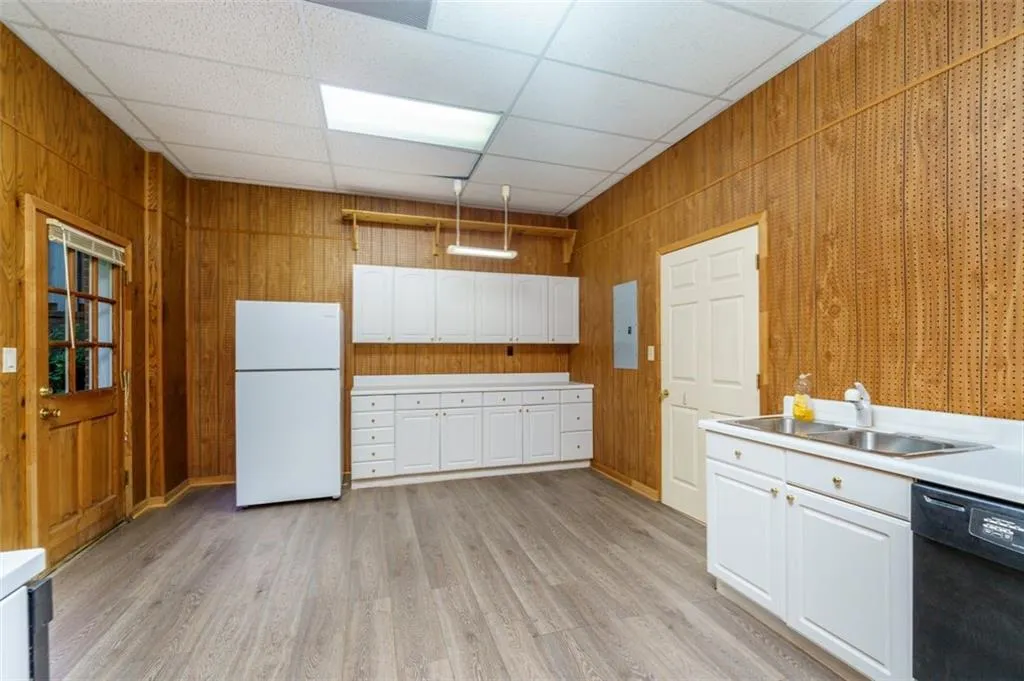 Terrace level full kitchen. Perfect for holiday cooking, long term guests or mother in law suite. Range, DW, double sink and new refrigerator plus storage. Private entrance. Terrace level full kitchen. Perfect for holiday cooking, long term guests or mother in law suite. Range, DW, double sink and new refrigerator plus storage. Private entrance.