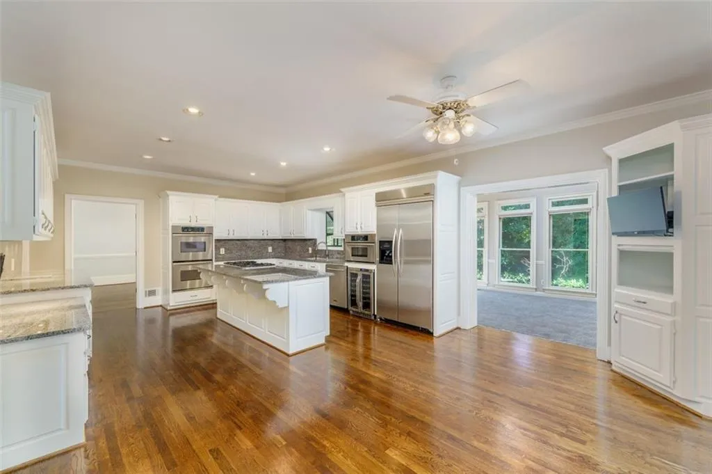 Flat screen TV in breakfast room, huge walkin pantry, kitchen open to the sunroom and vaulted great room Flat screen TV in breakfast room, huge walkin pantry, kitchen open to the sunroom and vaulted great room