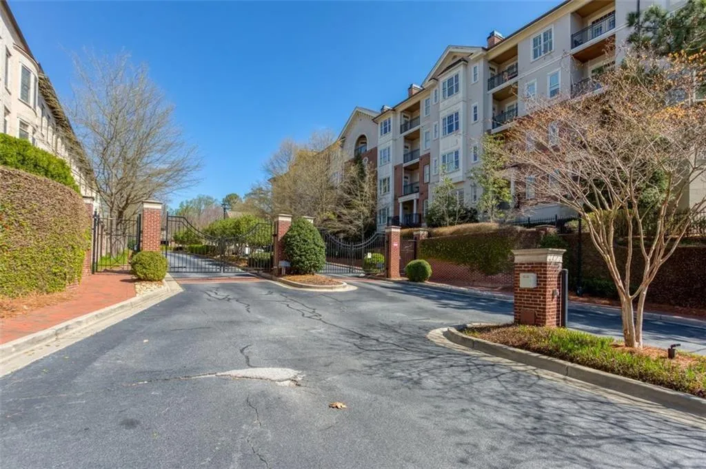 3655 E Paces Walk Ne, Atlanta, Georgia 30326, 4 Bedrooms Bedrooms, ,2 BathroomsBathrooms,Residential,For Sale,3655 E Paces Walk Ne,7661797