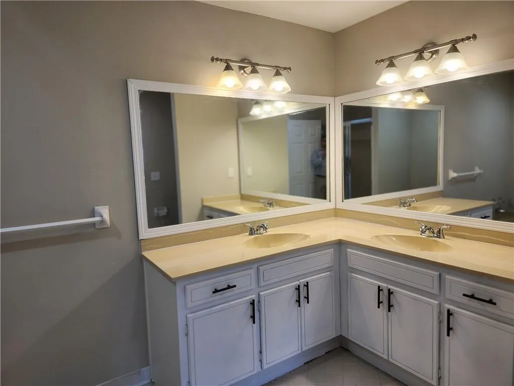 555 Towergate Place, Sandy Springs, Georgia 30350, 2 Bedrooms Bedrooms, ,2 BathroomsBathrooms,Residential,Sold,555 Towergate Place,7246188