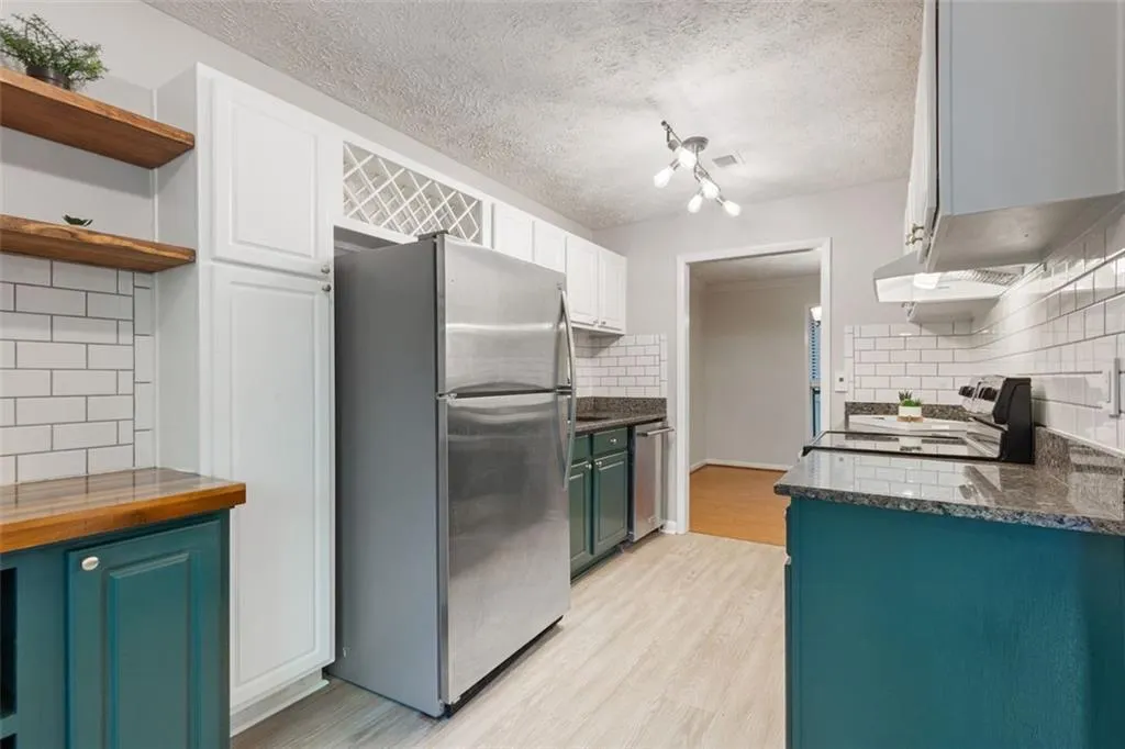 5137 Roswell Road Unit 5137-7, Atlanta, Georgia 30342, 2 Bedrooms Bedrooms, ,2 BathroomsBathrooms,Residential,Sold,5137 Roswell Road Unit 5137-7,6928348