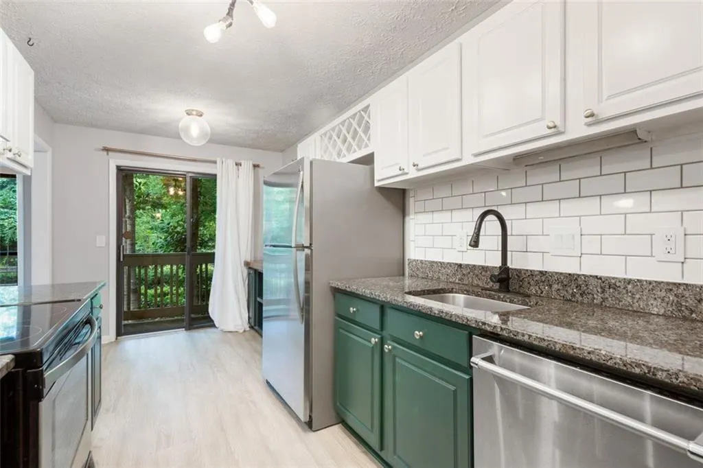 5137 Roswell Road Unit 5137-7, Atlanta, Georgia 30342, 2 Bedrooms Bedrooms, ,2 BathroomsBathrooms,Residential,Sold,5137 Roswell Road Unit 5137-7,6928348