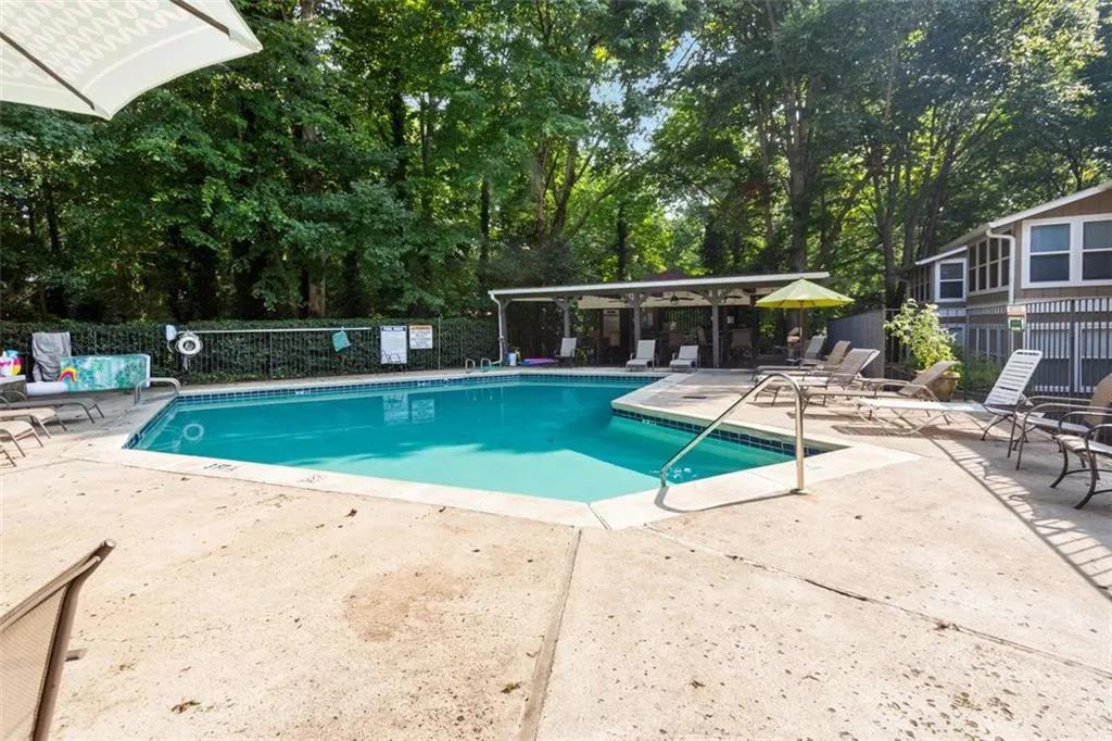 5137 Roswell Road Unit 5137-7, Atlanta, Georgia 30342, 2 Bedrooms Bedrooms, ,2 BathroomsBathrooms,Residential,Sold,5137 Roswell Road Unit 5137-7,6928348