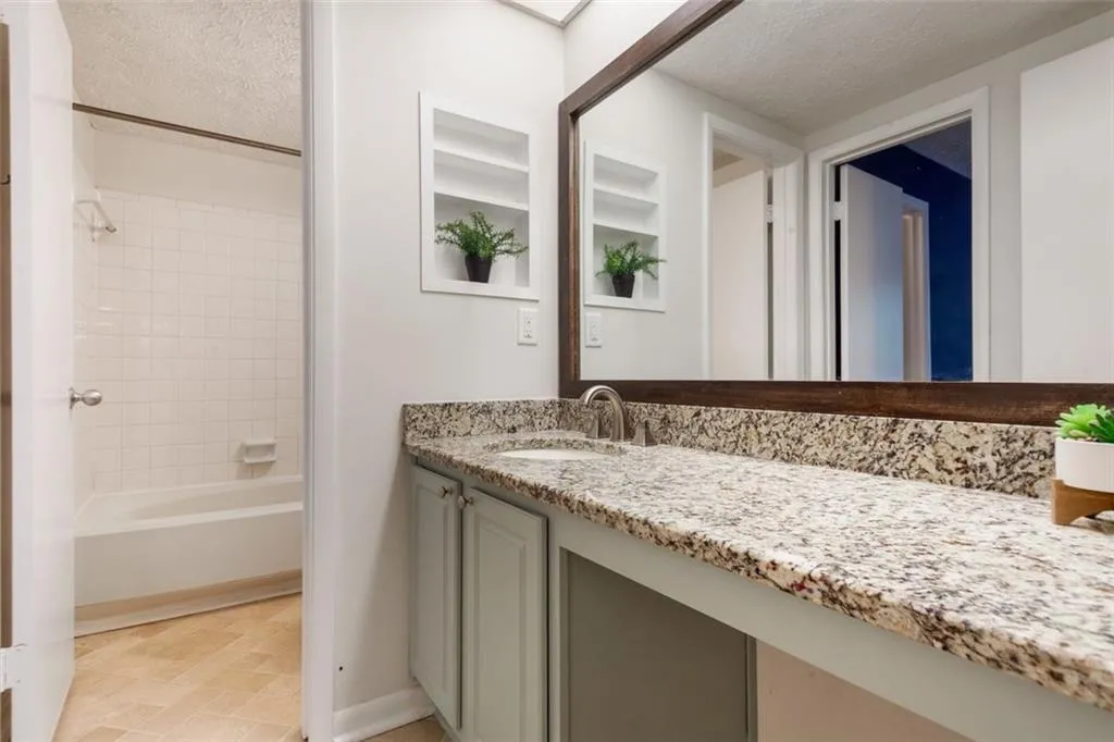 5137 Roswell Road Unit 5137-7, Atlanta, Georgia 30342, 2 Bedrooms Bedrooms, ,2 BathroomsBathrooms,Residential,Sold,5137 Roswell Road Unit 5137-7,6928348