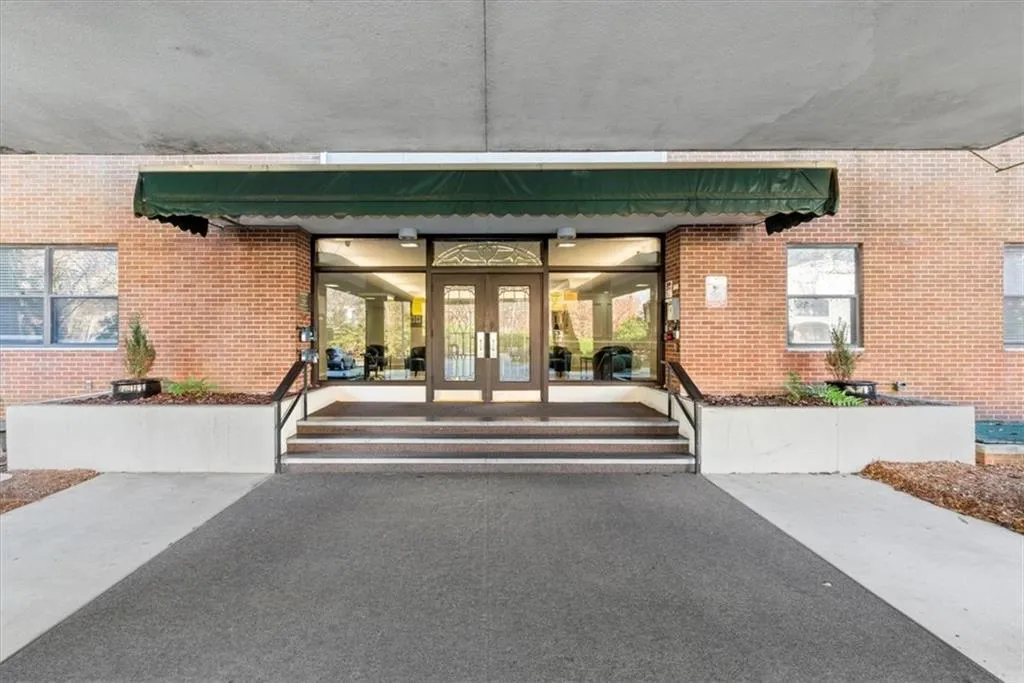 2965 Pharr Court South Nw Unit 304, Atlanta, Georgia 30305, 2 Bedrooms Bedrooms, ,2 BathroomsBathrooms,Residential,For Sale,2965 Pharr Court South Nw Unit 304,7619397