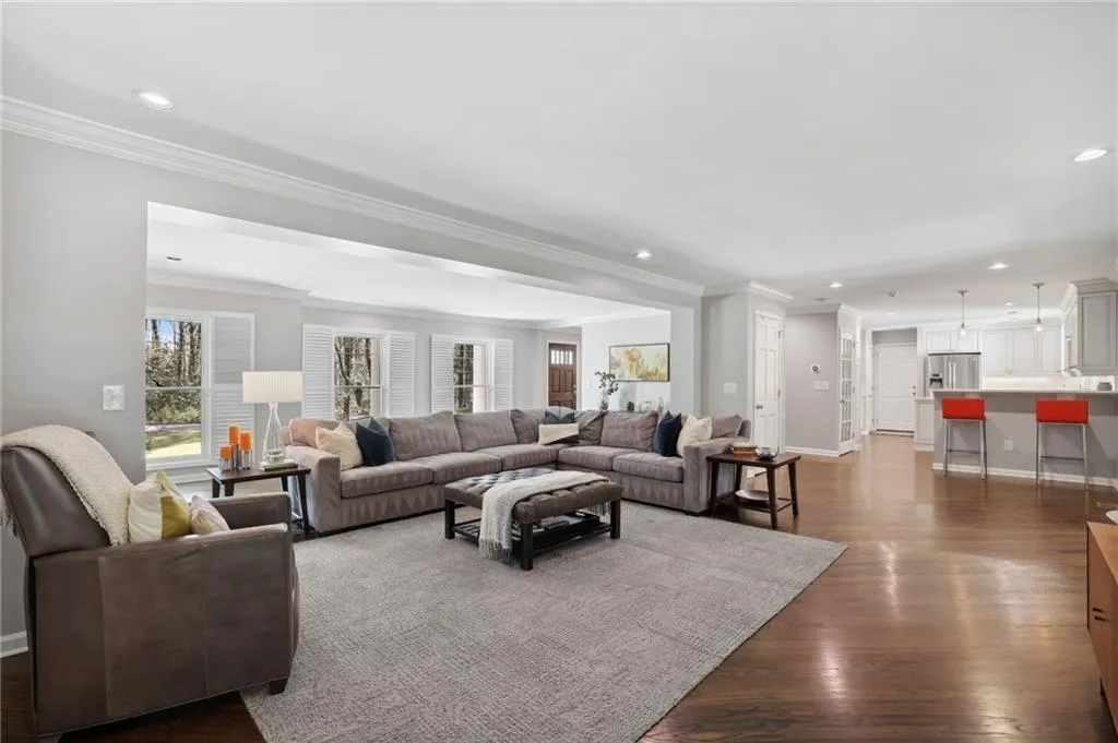 5690 Lake Forrest Drive, Sandy Springs, Georgia 30342, 5 Bedrooms Bedrooms, ,4 BathroomsBathrooms,Residential,Sold,5690 Lake Forrest Drive,7215671