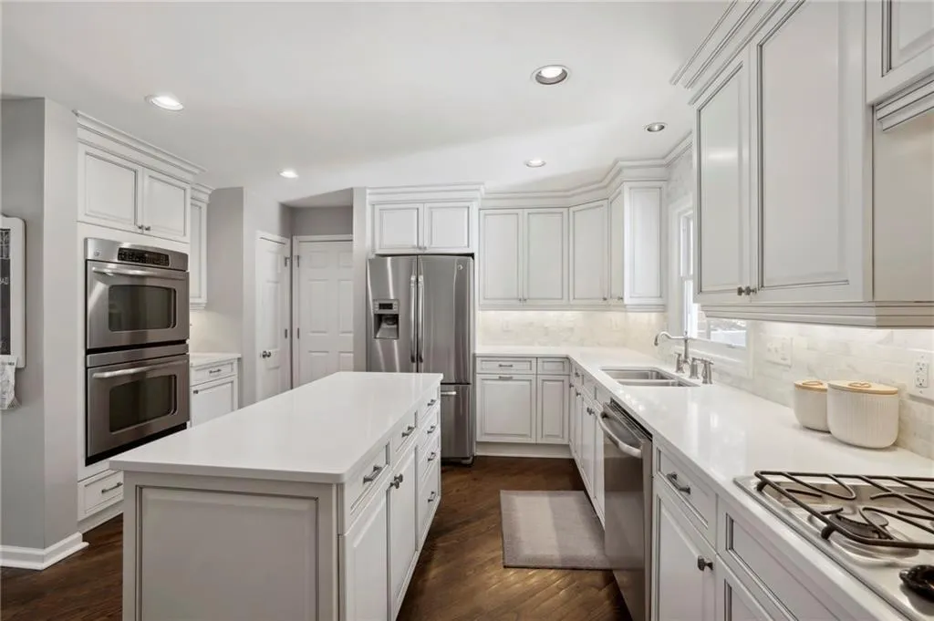 5690 Lake Forrest Drive, Sandy Springs, Georgia 30342, 5 Bedrooms Bedrooms, ,4 BathroomsBathrooms,Residential,Sold,5690 Lake Forrest Drive,7215671