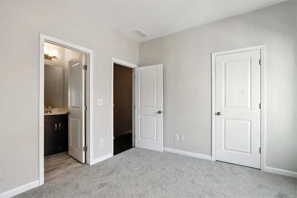 Secondary Bedroom with Onsuite Secondary Bedroom with Onsuite