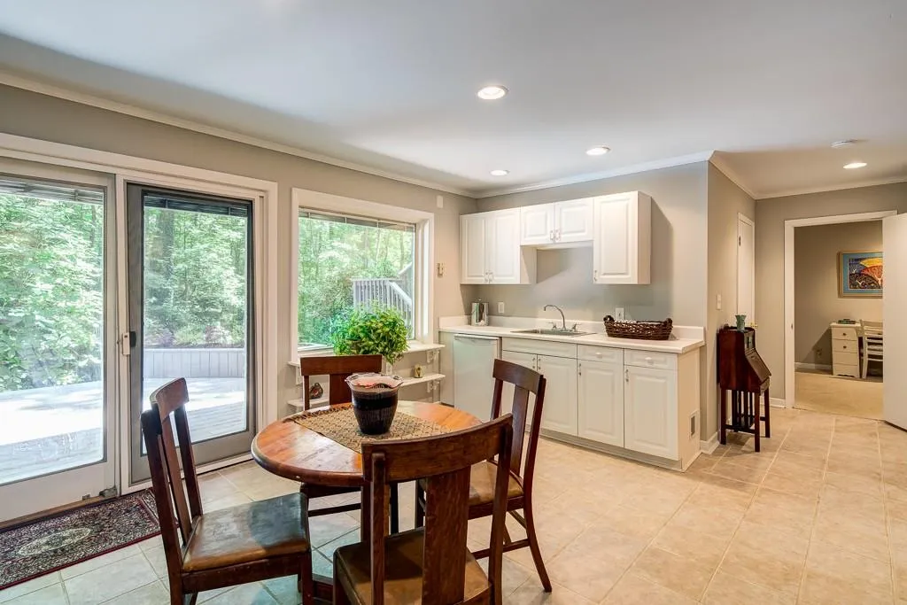 195 Abington Drive, Sandy Springs, Georgia 30328, 5 Bedrooms Bedrooms, ,4 BathroomsBathrooms,Residential,Sold,195 Abington Drive,5864836