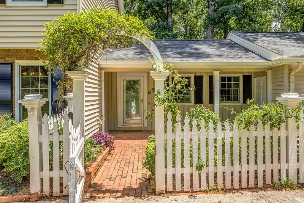 195 Abington Drive, Sandy Springs, Georgia 30328, 5 Bedrooms Bedrooms, ,4 BathroomsBathrooms,Residential,Sold,195 Abington Drive,5864836