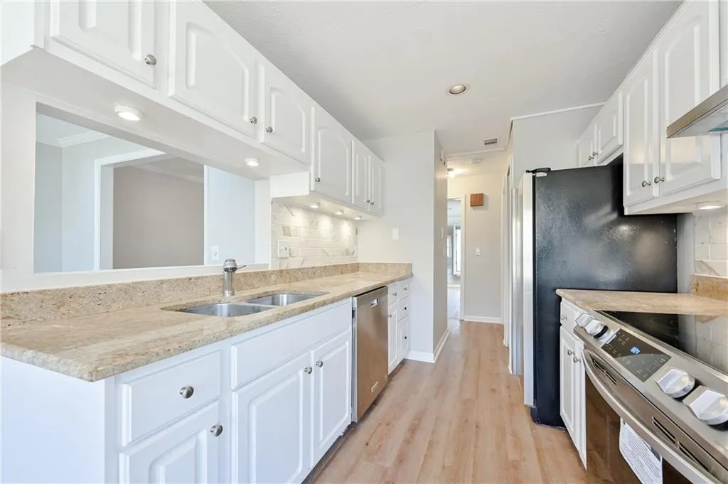 30 Normandy Court Ne Unit 201, Atlanta, Georgia 30324, 3 Bedrooms Bedrooms, ,2 BathroomsBathrooms,Residential,Sold,30 Normandy Court Ne Unit 201,6846158