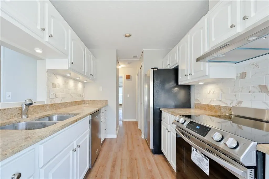 30 Normandy Court Ne Unit 201, Atlanta, Georgia 30324, 3 Bedrooms Bedrooms, ,2 BathroomsBathrooms,Residential,Sold,30 Normandy Court Ne Unit 201,6846158