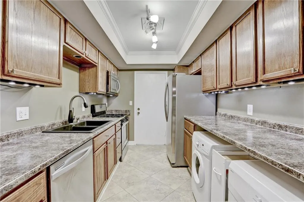 6851 Roswell Road Unit H28, Atlanta, Georgia 30328, 2 Bedrooms Bedrooms, ,2 BathroomsBathrooms,Residential,Sold,6851 Roswell Road Unit H28,5884365