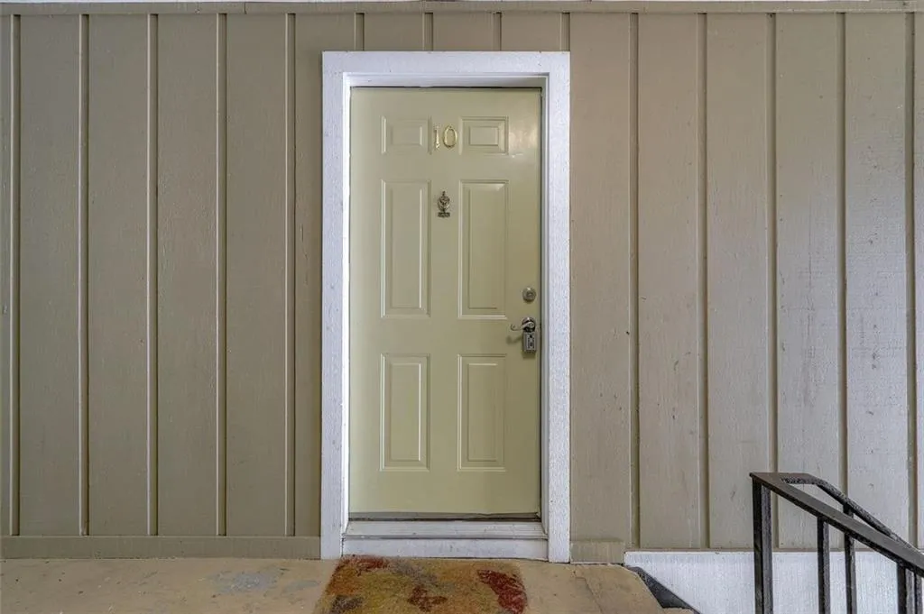 5147 Roswell Road Unit 10, Atlanta, Georgia 30342, 2 Bedrooms Bedrooms, ,1 BathroomBathrooms,Residential,Sold,5147 Roswell Road Unit 10,6033038