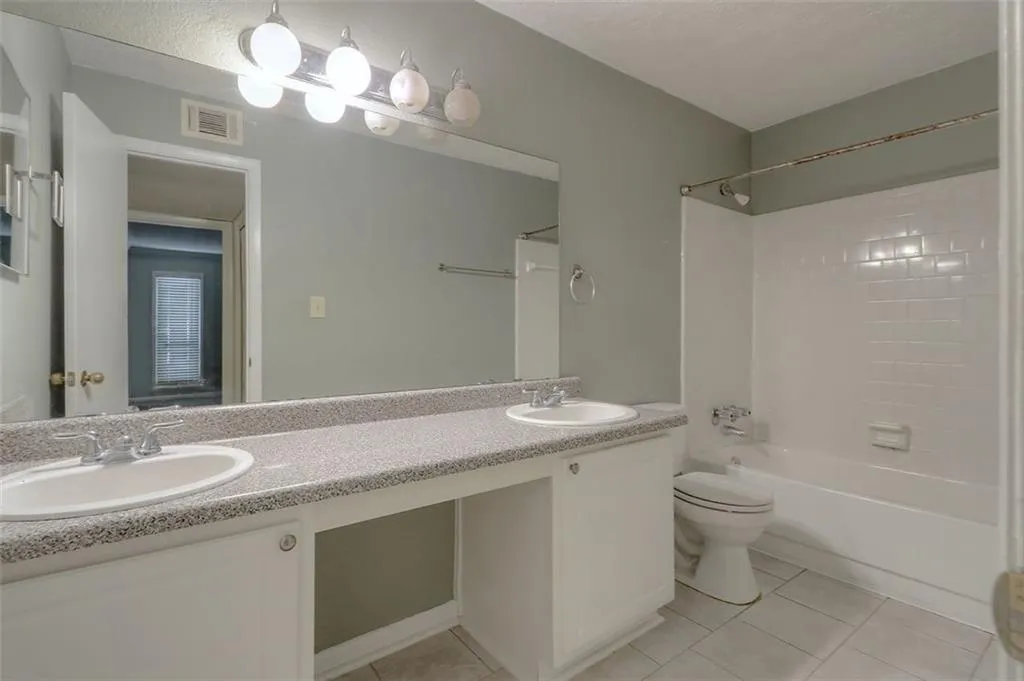 5147 Roswell Road Unit 10, Atlanta, Georgia 30342, 2 Bedrooms Bedrooms, ,1 BathroomBathrooms,Residential,Sold,5147 Roswell Road Unit 10,6033038