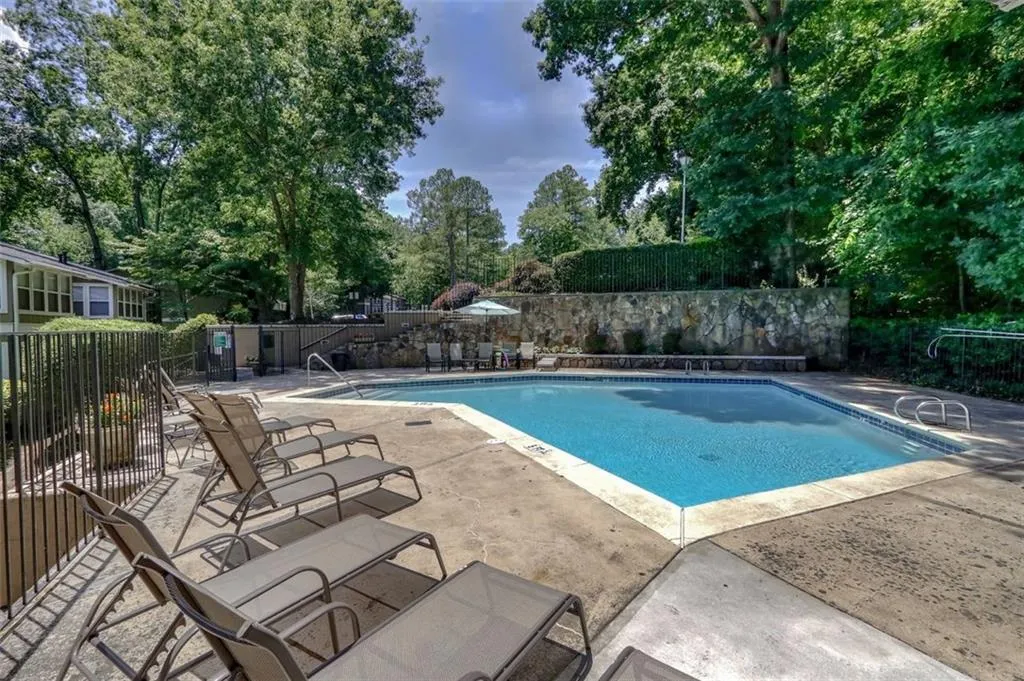 5147 Roswell Road Unit 10, Atlanta, Georgia 30342, 2 Bedrooms Bedrooms, ,1 BathroomBathrooms,Residential,Sold,5147 Roswell Road Unit 10,6033038