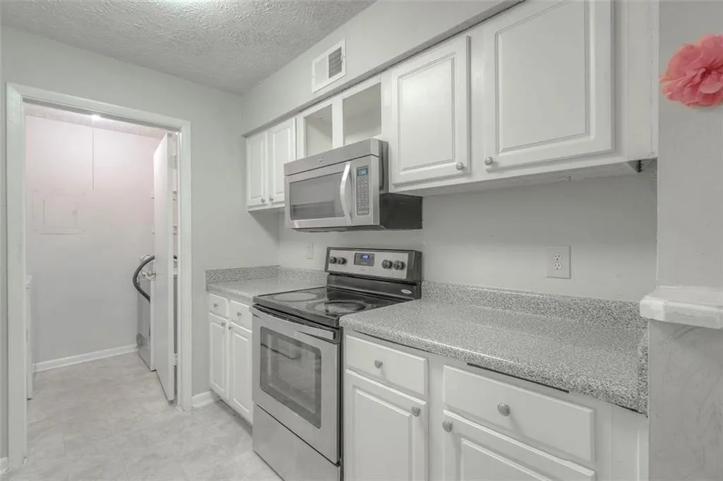 5147 Roswell Road Unit 10, Atlanta, Georgia 30342, 2 Bedrooms Bedrooms, ,1 BathroomBathrooms,Residential,Sold,5147 Roswell Road Unit 10,6033038